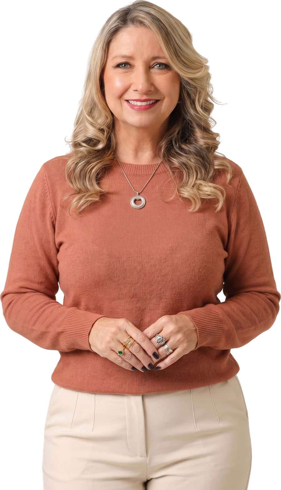Carla Matos sorrindo, com as mãos unidas